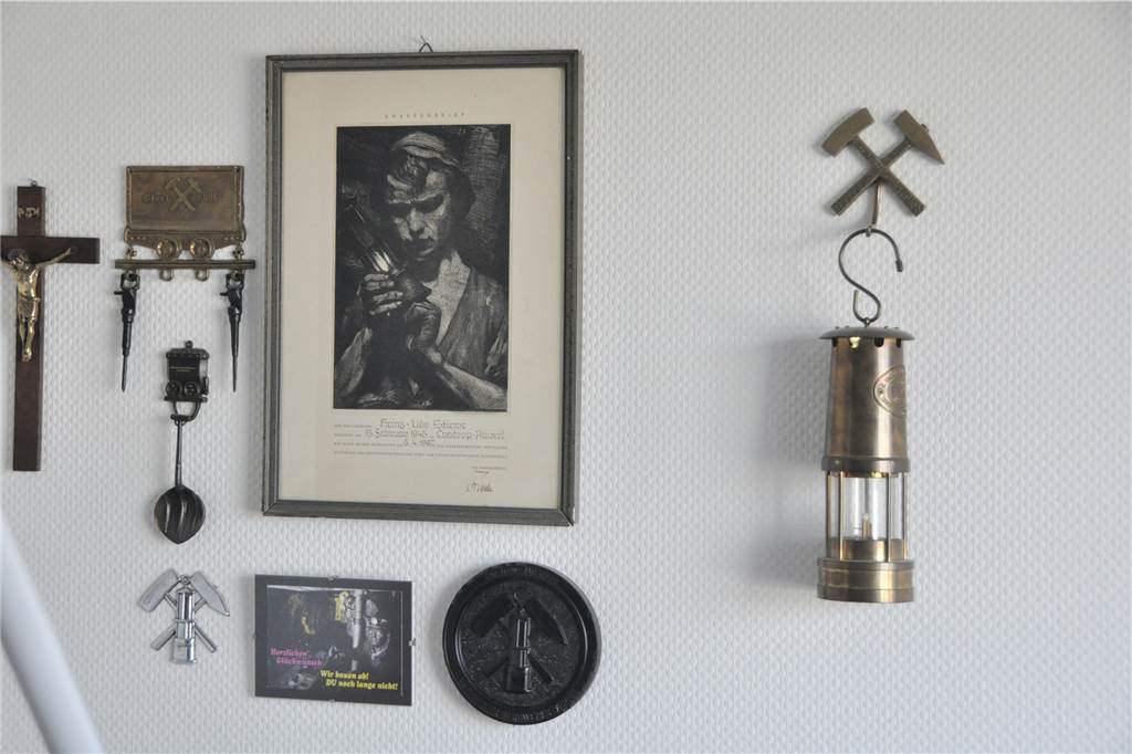 Warum der Castrop-Rauxeler Bergmann Hermann Stiewe mehrere Tode gestorben ist Eine Wand voller Erinnerungen hat Heinz-Udo Stiewe in seinem Altenheim-Zimmer.