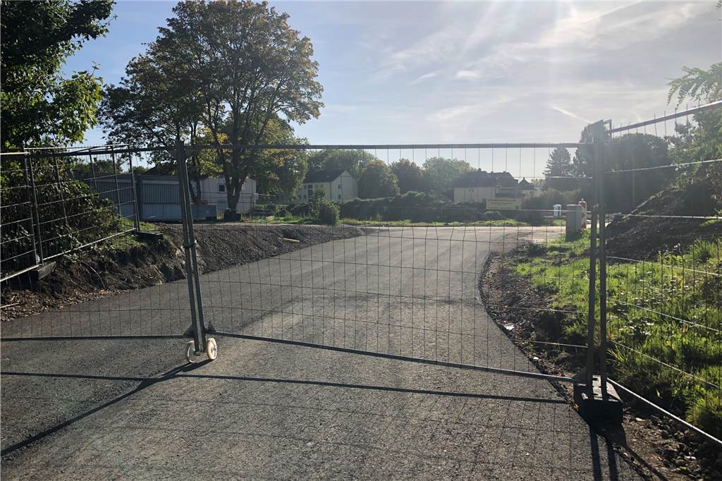 Eine Wegeverbindung, die früher existierte, ist abgesperrt, seit es die Baustelle für eine neue Wohnbebauung an der Straße In der Esche gibt