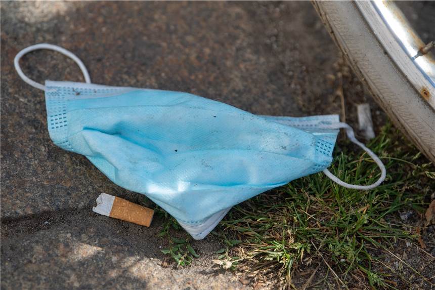 Streit um Maskenpflicht? Angeklagter soll auf Mann eingestochen haben Eine weggeworfene Maske liegt auf dem Fußweg vor einem Supermarkt.