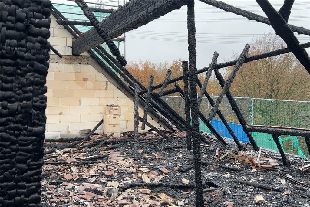 „Es ist fast nichts mehr übrig“: Eigentümer baut Brandruine wieder auf Eine weitere Aufnahme vom Dach der Wartburgstraße. Verkohlte Dachbalken sind zu sehen, der Boden ist voller Schutt.