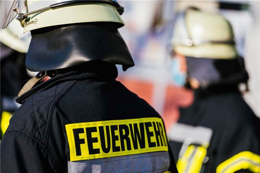 Mann rettet Kinder aus brennendem Haus Eine weitere Bewohnerin des Hauses wurde von der eintreffenden Feuerwehr aus ihrer Wohnung gerettet.