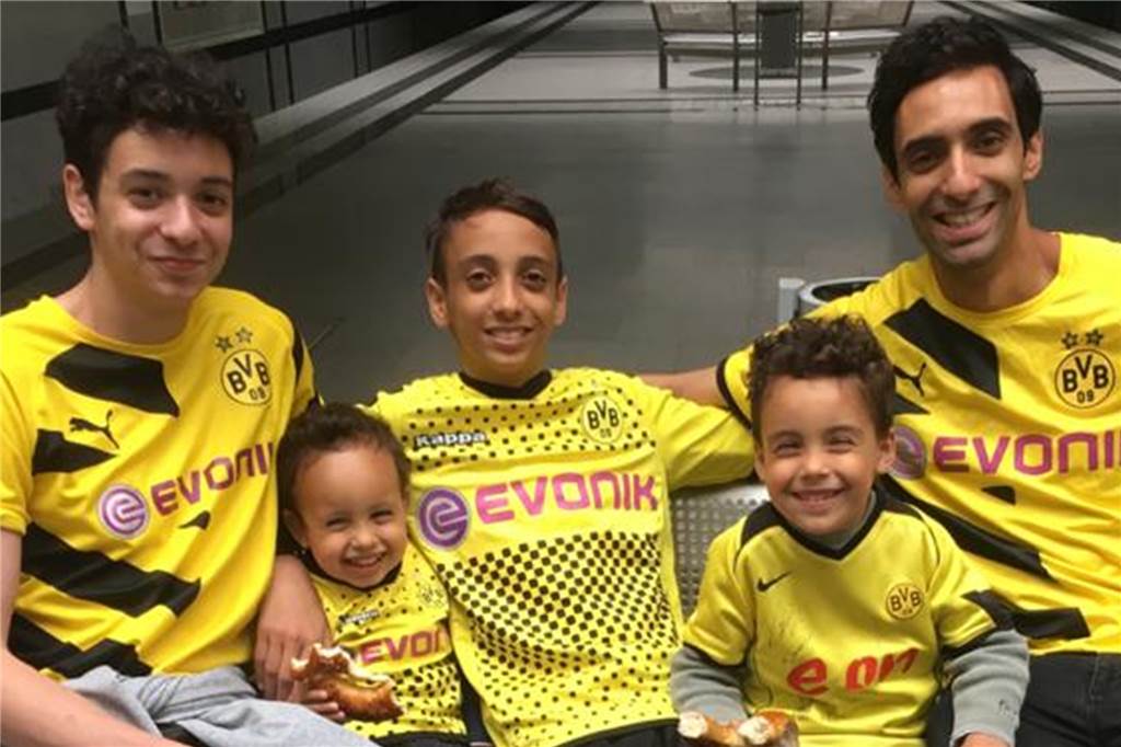 Rafik und Soufiane Halim – die Fußball-Brüder mit den Storchenbeinen Eine weitere Gemeinsamkeit der beiden Brüder: Soufiane (l.) und Rafik (r.) sind Fans des BVB.