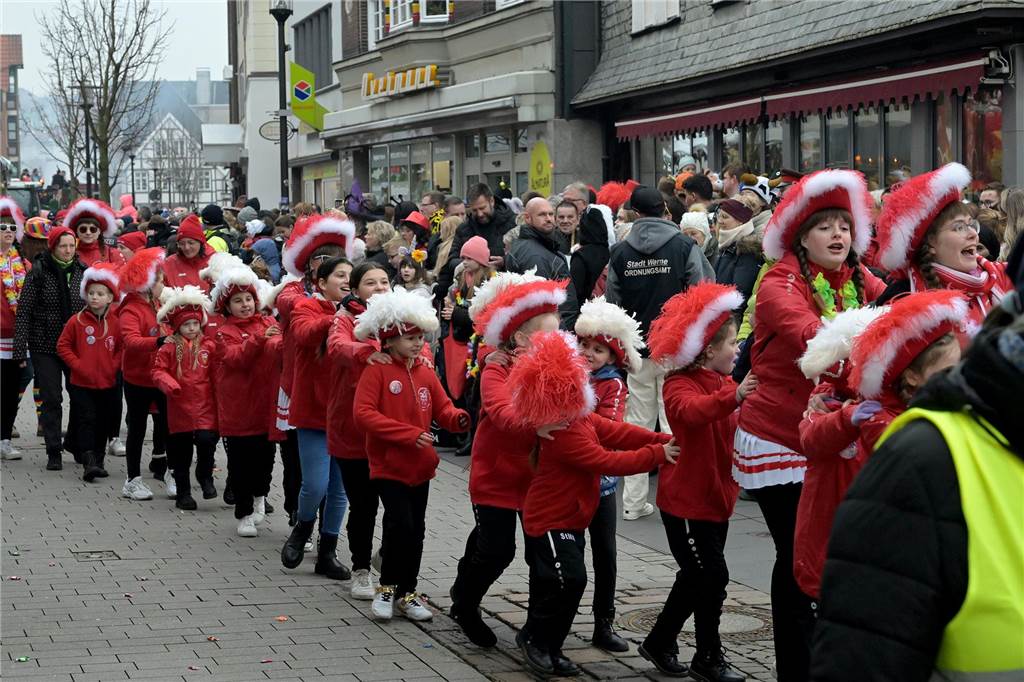 Feiern an Rosenmontag: Alle Infos zu verschiedenen Party-Locations Große und kleine Funkenmariechen beim Rosenmontagszug 2023 in Werne.