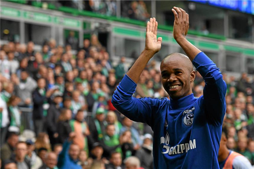 Schalkes Naldo verlängert vorzeitig um ein weiteres Jahr Eine weitere Saison in Königsblau: Naldo hat seinen Vertrag auf Schalke vorzeitig verlängert.