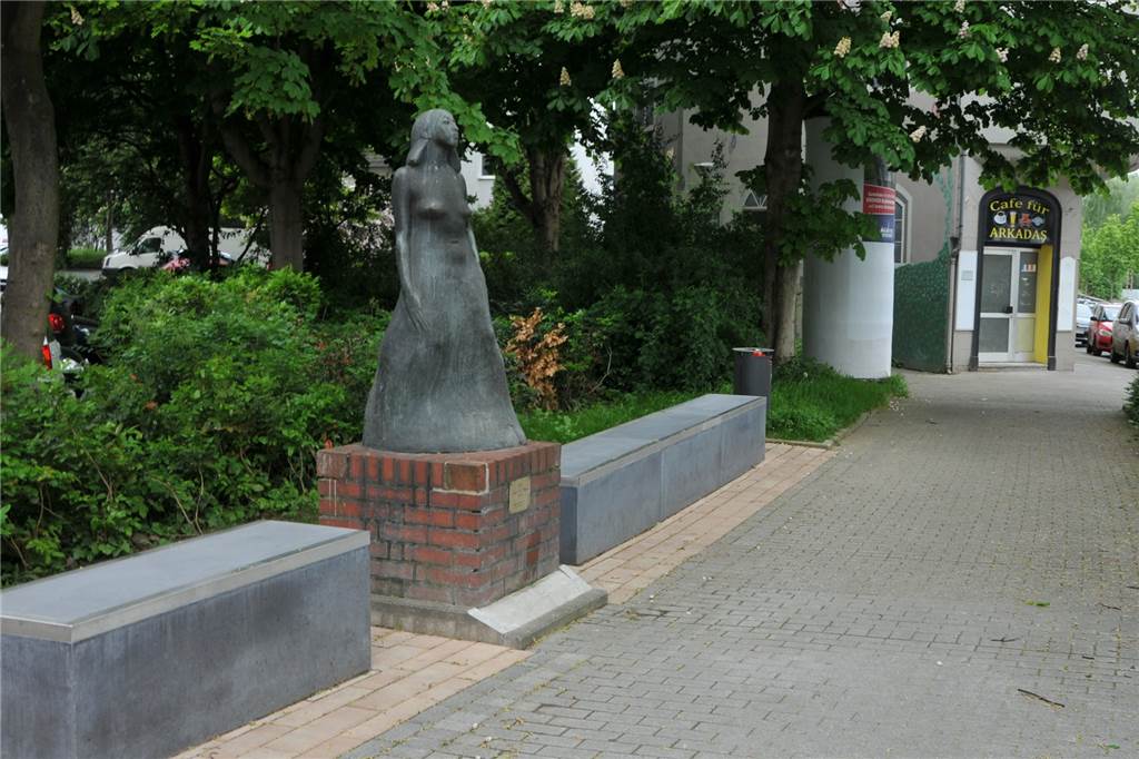 Skulpturen von Bernhard Hoetger ziehen um an einen neuen Standort Eine weitere Skulptur - Sent M’Ahesa - von Bernhard Hoetger steht prominent am Hörder Schildplatz.