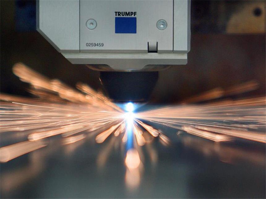 Trumpf kauft chinesischen Maschinenenbauer Eine Werkzeugmaschine schneidet beim Werkzeugmaschinenhersteller Trumpf in Ditzingen mit einem Laserstrahl Werkstücke aus einem Stahlblech. Foto: Bernd Weißbrod