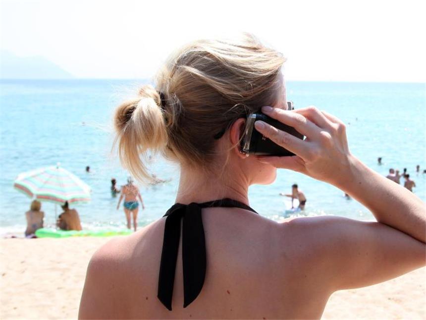 Was deutsche Telefon- und Internetkunden 2016 erwartet Eine wichtige Entscheidung für Viel-Telefonierer ist getroffen - 2016 sollen die Roaminggebühren bei Auslandsreisen deutlich sinken. Foto: Friso Gentsch/Archiv