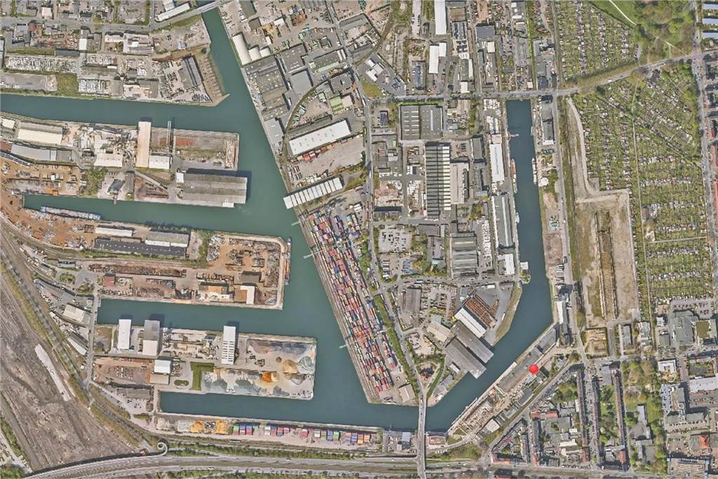 Eine wichtige Rolle bei der Entwicklung der Speicherstraße zum Digitalquartier im Hafen spielt der Lensing Media Port. Den ehemaligen Speicher, Speicherstraße, gibt es schon seit den Anfängen des Hafens 1899. Die Verwandlung des historischen Gebäudes in den modernen Media Port mit Büros und im Erdgeschoss mit Gastronomie  lief 2022/23, als das Luftbild entstand auf Hochtouren.