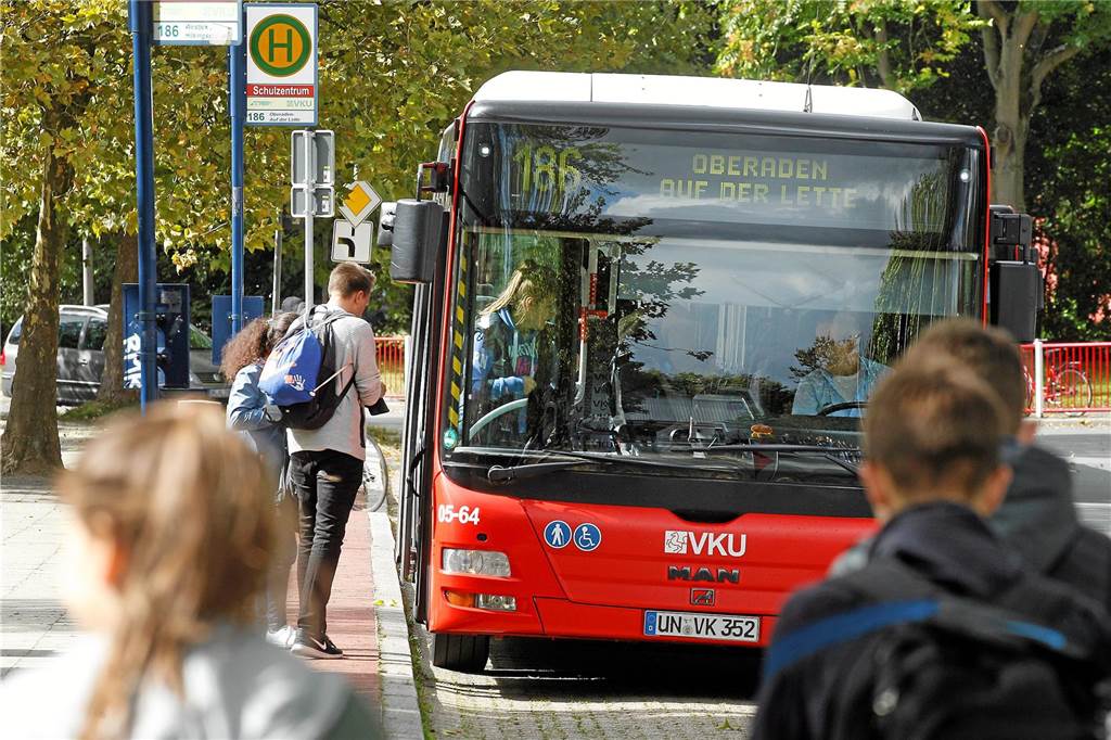 Neuer Fahrplan der VKU: Kommunen und Bürger sollen mitreden können Ein Bus des Schülerverkehrs der VKU Kreis Unna hält an einer Haltestelle in Bergkamen