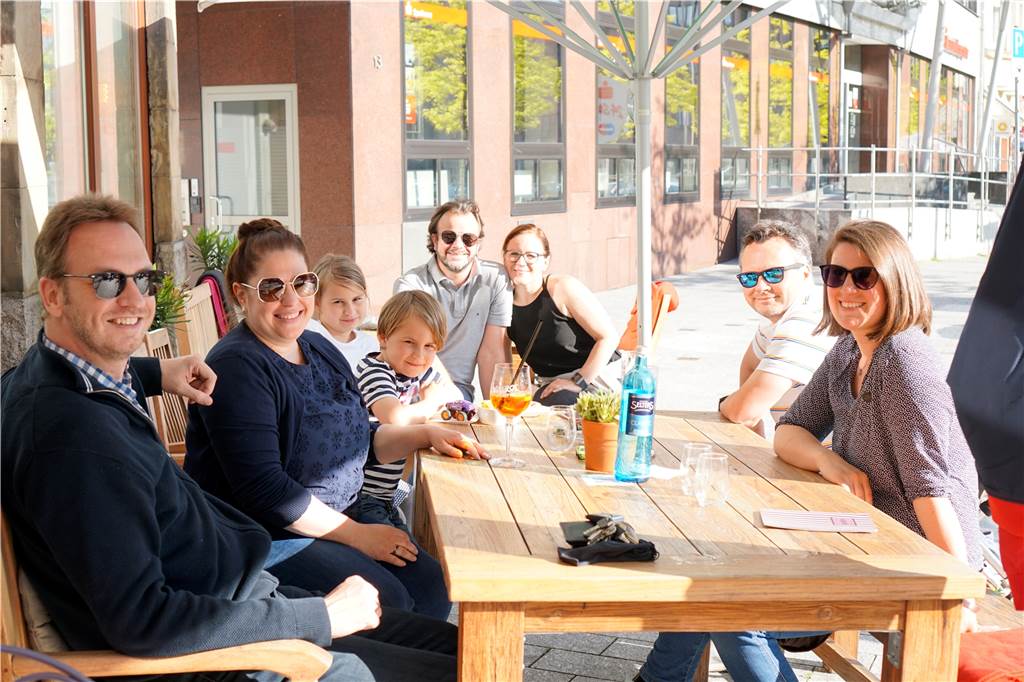 "Eine Wiedergeburt des normalen Lebens" - Markus Claßen (l.) ist glücklich, wieder mit Freunden in der Sonne sitzen zu können. 