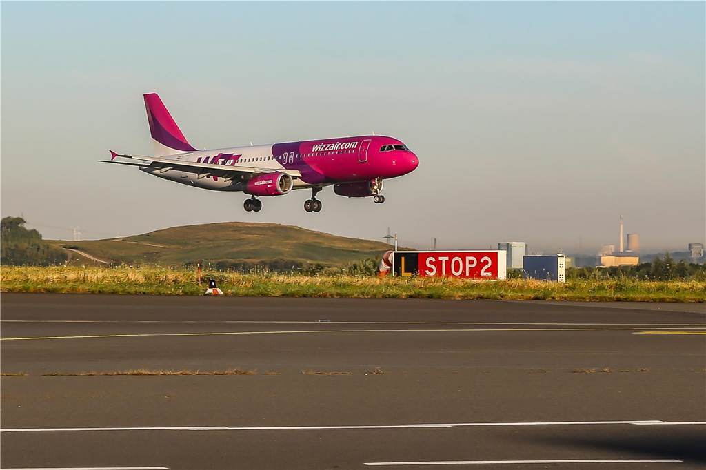 Millionengrab Flughafen: Das hat er die Bürger in 20 Jahren gekostet Eine Wizzair-Maschine am Flughafen Dortmund.