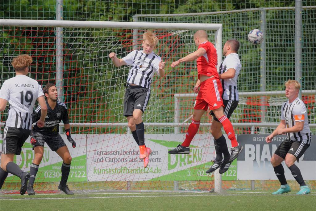 Eine Woche nach dem Spiel gegen den SC Hennen (Foto) spielt der Geisecker SV (rotes Trikot) am Sonntag gegen den SC Berchum/Garenfeld.