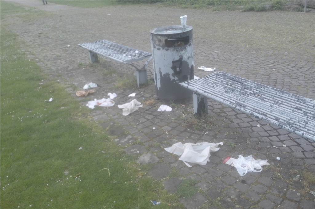 Ständig Müll im Erin-Park: „Für mich sind das Idioten“ Eine Woche später schaut August Wundrok an der selben Bank nach. Dort liegt wieder Müll auf der Erde.