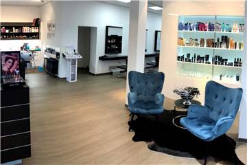 Eine „Wohlfühlatmosphäre“ war das Ziel von Manuela Masjost bei der Gestaltung ihres neuen Salons mitten in Nordkirchen. Dazu tragen auch die bequemen Sessel im Eingangsbereich bei.