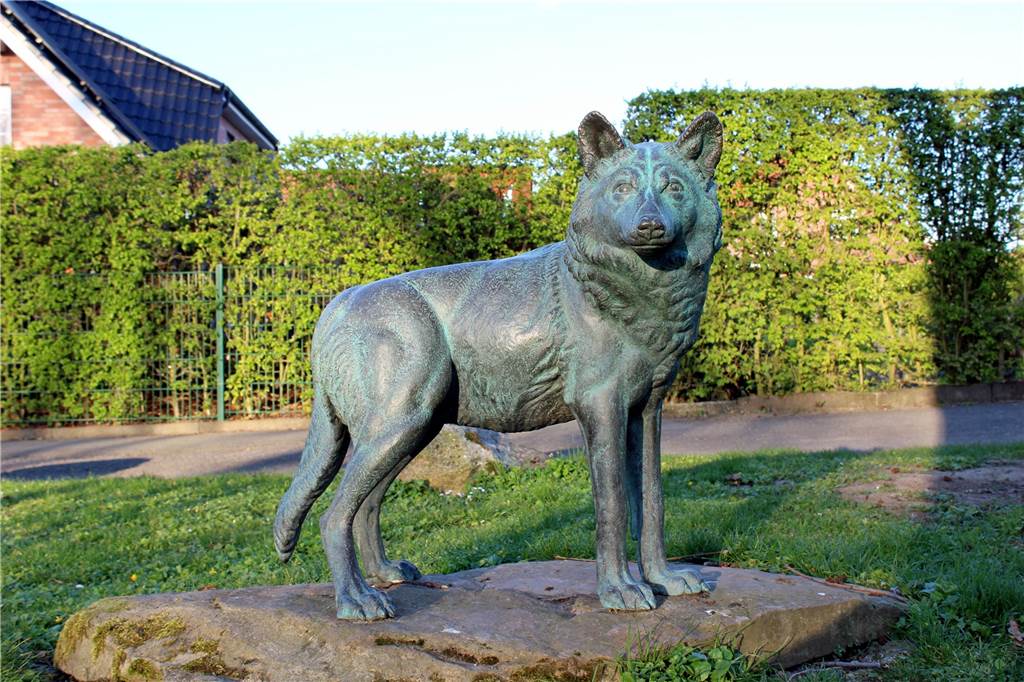 Wolfsberater: "Im gesamten Kreisgebiet muss man damit rechnen" Eine Wolfs-Statue steht in Herbern.