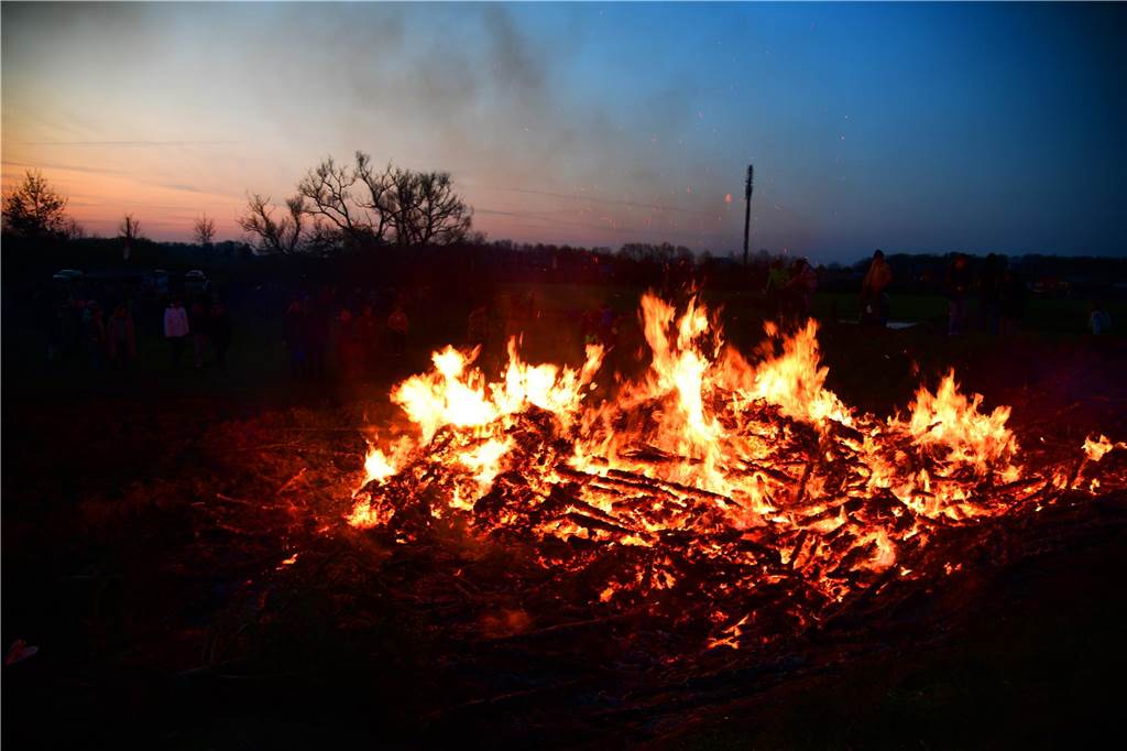 Eine wunderschöne, knisternde Abendstimmung gab es für die Gäste des Pfadfinder Osterfeuers in Nordkirchen.