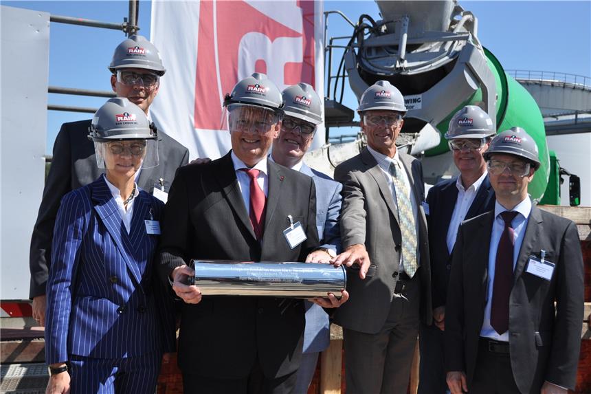 Grundstein für Produktion von sauberen Harzen gelegt Eine Zeitkapsel haben die Verantwortlichen am Freitag in den Grundstein der neuen Produktionsanlage einzementieren lassen.