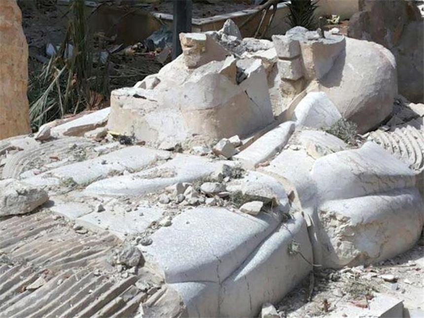 Unesco-Expertin: "Werden Palmyra nicht verlieren" Eine zerstörte Statue im März 2016 vor dem Museum in Palmyra. Foto: Sana