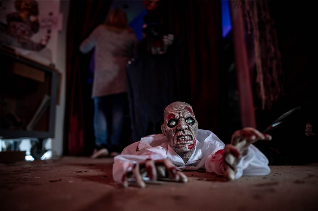 Bottroper Ehepaar baut Horror-Irrgarten zu Halloween Eine Zombie-Puppe liegt auf dem Boden am Eingang zum Laybrinth.