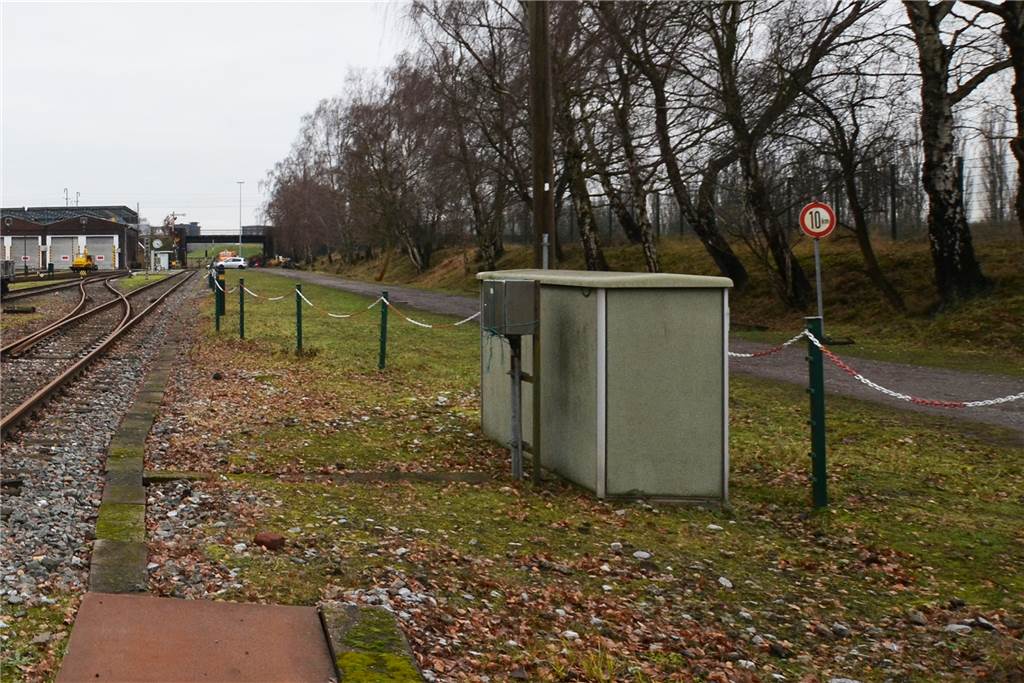 Eine Zufahrt zum Energiecampus soll durch die Unterführung der Bahnlinie am Nahverkehrsmuseum (l.) erfolgen.