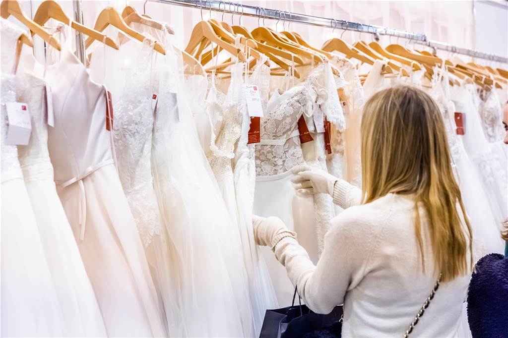 Brautmode 2023: Expertin hat einen überraschenden Trend ausgemacht Braut und Brautmode