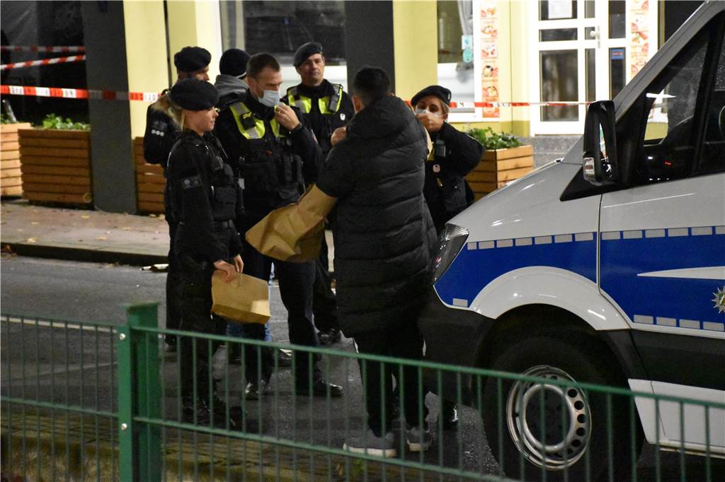 Schüsse und Schreie an Rheinischer Straße: Vorfall wurde gefilmt Einem jungen Mann hat die Polizei am Sonntag diese "Arm-Überzieher" an der Rheinischen Straße angelegt.