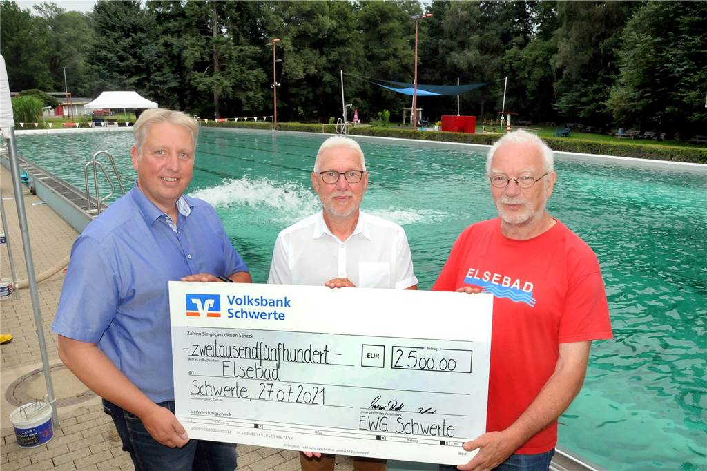 Einen 2500-Euro-Scheck der Eisenbahner-Wohnungsgenossenschaft (EWG) übergaben (v.l.) der geschäftsführende Vorstand Marcus Droll und Vorstandsmitglied Jörg Hug an den Vorsitzenden des Elsebad-Fördervereins, Thomas Wild.