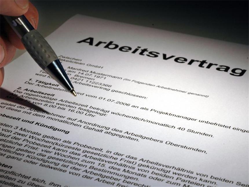 Drei Mythen rund um den Arbeitsvertrag Einen Arbeitsvertrag muss man auf jeden Fall schriftlich schließen - so denken viele. Dabei sind auch mündliche Vereinbarungen gültig. Foto: Jens Schierenbeck/dpa-tmn
