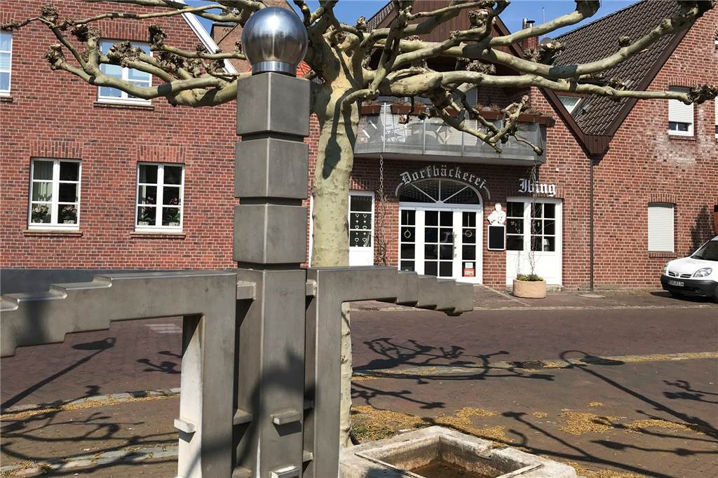 Ammeloe: Familien und Jugendliche fühlen sich wohl, Senioren sind auf Hilfe angewiesen Einen Bäcker und einen Metzger gibt es in Ammeloe, andere Einkaufsmöglichkeiten fehlen.