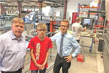 Einen Blick in die Fertigung bei Ubert Gastrotechnik durfte Leon (Mitte) werfen. Dieter Müssner (l.) und Matthias Renelt (r.) erklärten die einzelnen Bereiche und das Geschäftsfeld der Firma.