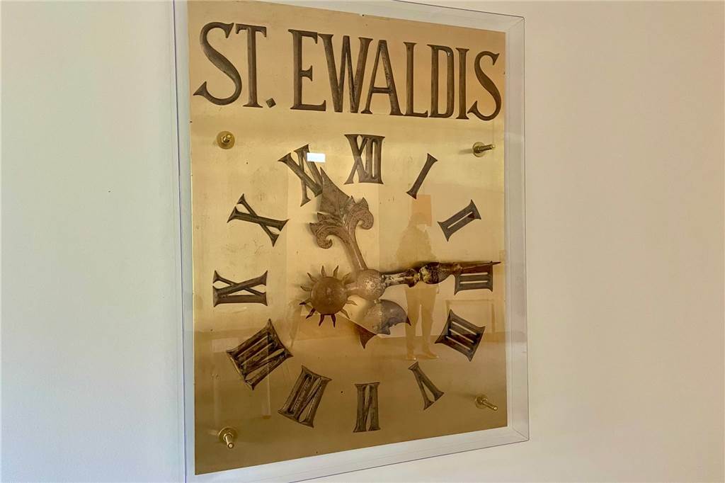 Für 800.000 Euro kernsaniert: Ein Gemeindehaus wie ein Kunstwerk Einen echten Hingucker gibt es jetzt auch im Erdgeschoss. Die alte Uhr der ehemaligen Ewaldi-Kirche. Komplett überholt und noch funktionstüchtig.