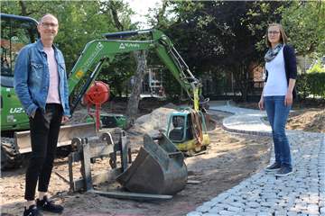 Einen ersten Eindruck vom Baufortschritt verschafften sich Verbundleiter Dieter Bonhoff und Kita-Leiterin Lena Groß-Heynk. Zentraler Baustein des naturnahen Konzepts wird die gepflasterte Schleife, auf der die Kinder später ihre Fahrzeuge bewegen sollen.