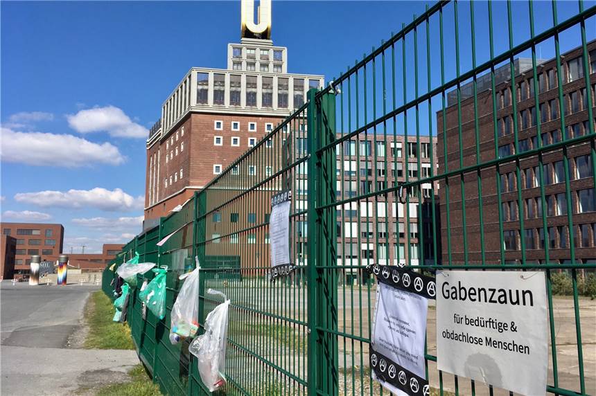 Hier bekommen Obdachlose in Dortmund in der Corona-Krise Hilfe Einen Gabenzaun für Obdachlose und andere Hilfsbedürftige gibt es auch zu Füßen des U-Turms nahe der Rheinischen Straße.