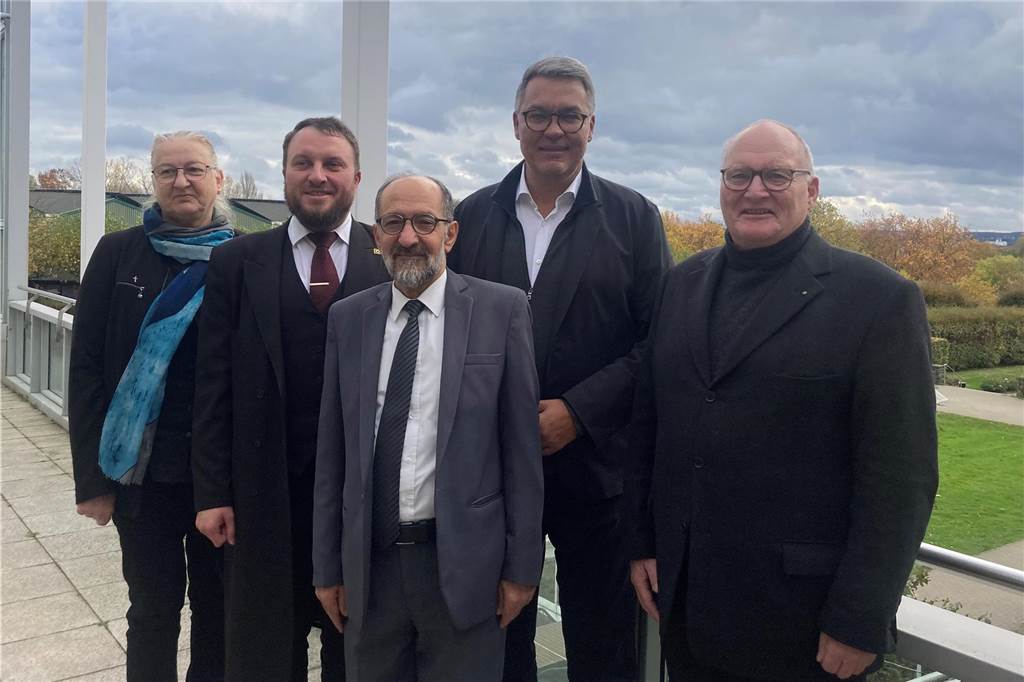 Gegen Hass: Stadt und Religionen plädieren für „gute Nachbarschaft“ Einen gemeinsamen Appell für ein friedliches Zusammenleben starteten (v.l.) Superintendentin Heike Proske, Rabbiner Avigdor Nosikov, Ahmad Aweimer für die muslimischen Gemeinden, Oberbürgermeister Thomas Westphal und Propst Andreas Coersmeier.