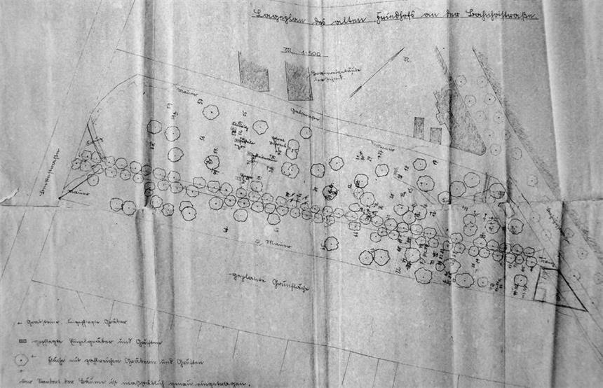 Schwerter Stadtpark hat geheimnisvolle Unterwelt Einen genauen Lageplan der Gruften und Gräber auf dem alten Friedhof an der Bahnhofstraße zeichnete der Museumsgründer Josef Spiegel.