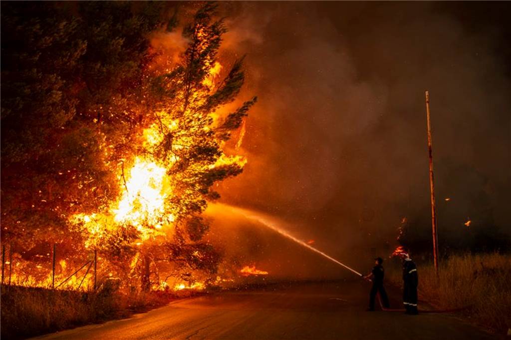 Feuer in Griechenland kurz vor Hauptstadt Athen Einen gewaltigen Brand im Norden Athens konnte die Feuerwehr bis zum frühen Abend nicht unter Kontrolle bringen.