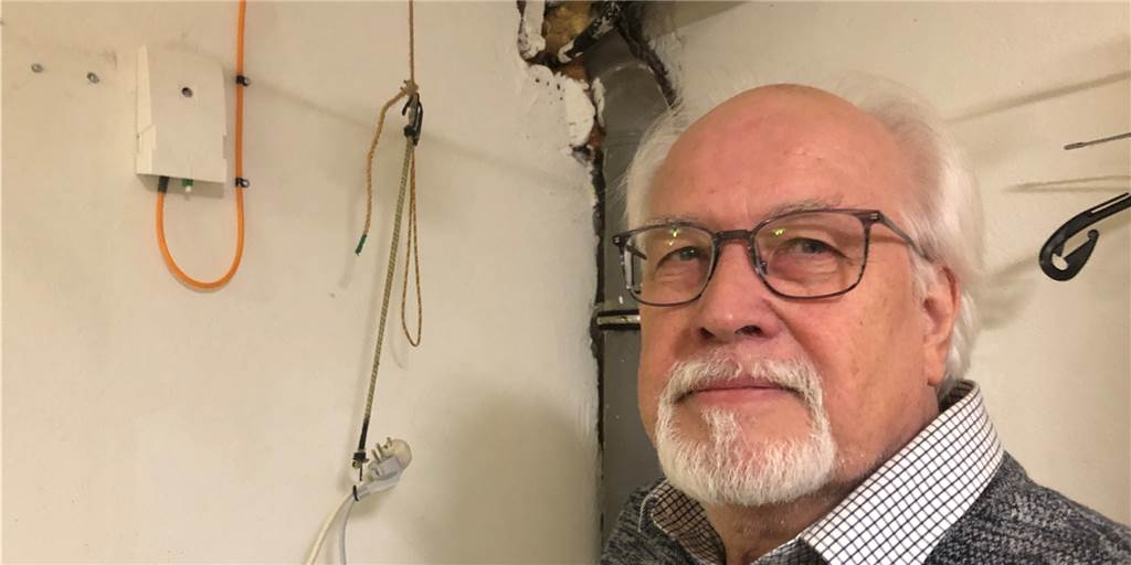 Thomas Exner hat Glasfaser im Keller und trotzdem lahmes Internet Thomas Exner steht in seinem Keller neben dem Glasfaseranschluss.