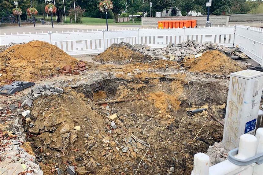 Riesenkrater auf einem Marktplatz im Dortmunder Süden gibt Rätsel auf Krater Aplerbecker Marktplatz
