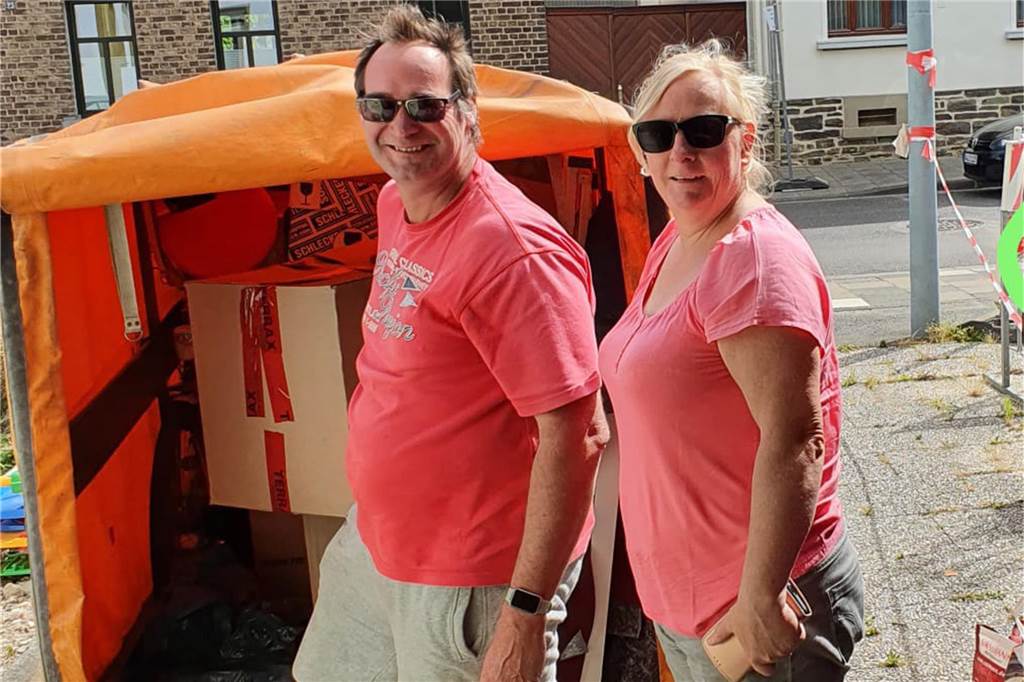 Claudia Großer und Christian Weßeling stehen vor Anhänger mit Sachgütern