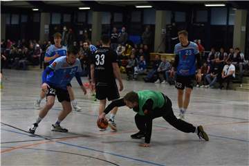 Einen Kampf um jeden Millimeter lieferten sich der HC Heeren-Werve und der TV Werne im Bezirksliga-Spitzenspiel.