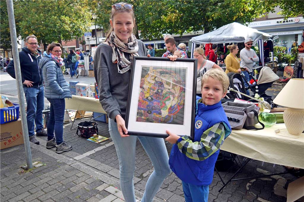 Werner Familienflohmarkt 2018: Auf der Suche nach dem Koffer aus „Eat Pray Love“ Einen Koffer hat unsere Mitarbeiterin Laura Steinke am Samstag nicht gefunden – dafür aber ein schönes Bild des Künstlers Gustav Klimt. Der achtjährige Julius Haverkamp überreichte ihr die Trödel-Errungenschaft.