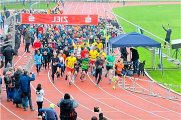 Einen Massenstart wie in früheren Jahren soll es beim Silvesterlauf 2021 im Stadion Hohenhorst nur bedingt geben.