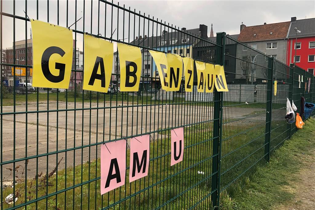 Mit Karte: Gabenzäune in Dortmund helfen in Corona-Krise Bedürftigen Gabenzaun in Dortmund.