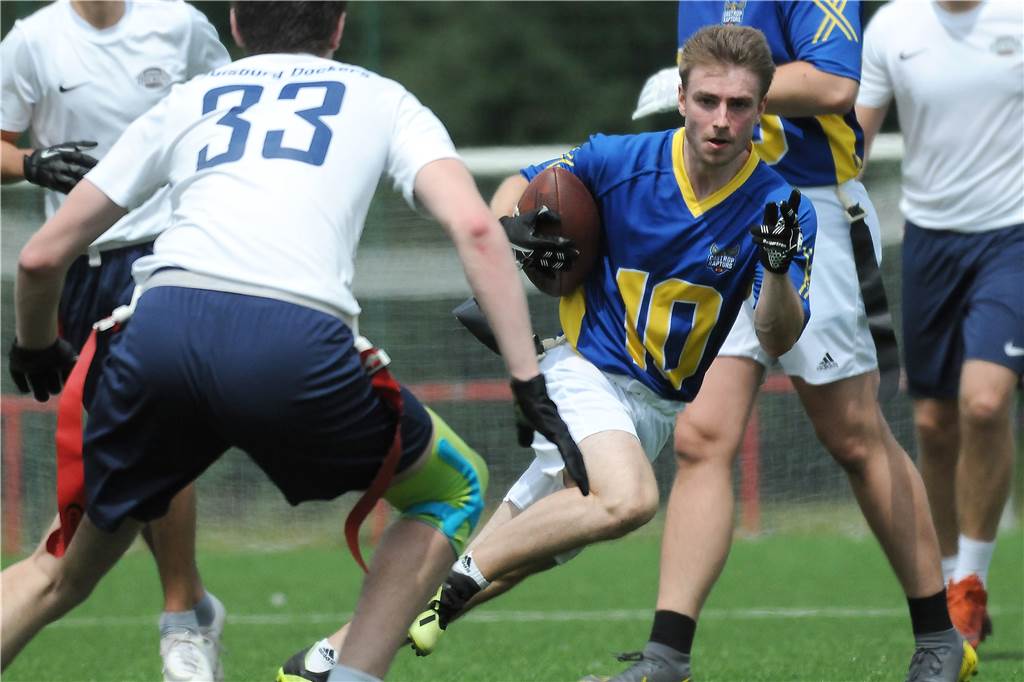 Es wird Zeit für Cosmos Castrop Einen modernen Namen haben sich die Flagfootball-Spieler des SuS Merklinde, hier mit Frederic Stodt am Ball, zugelegt: Castrop Raptors.