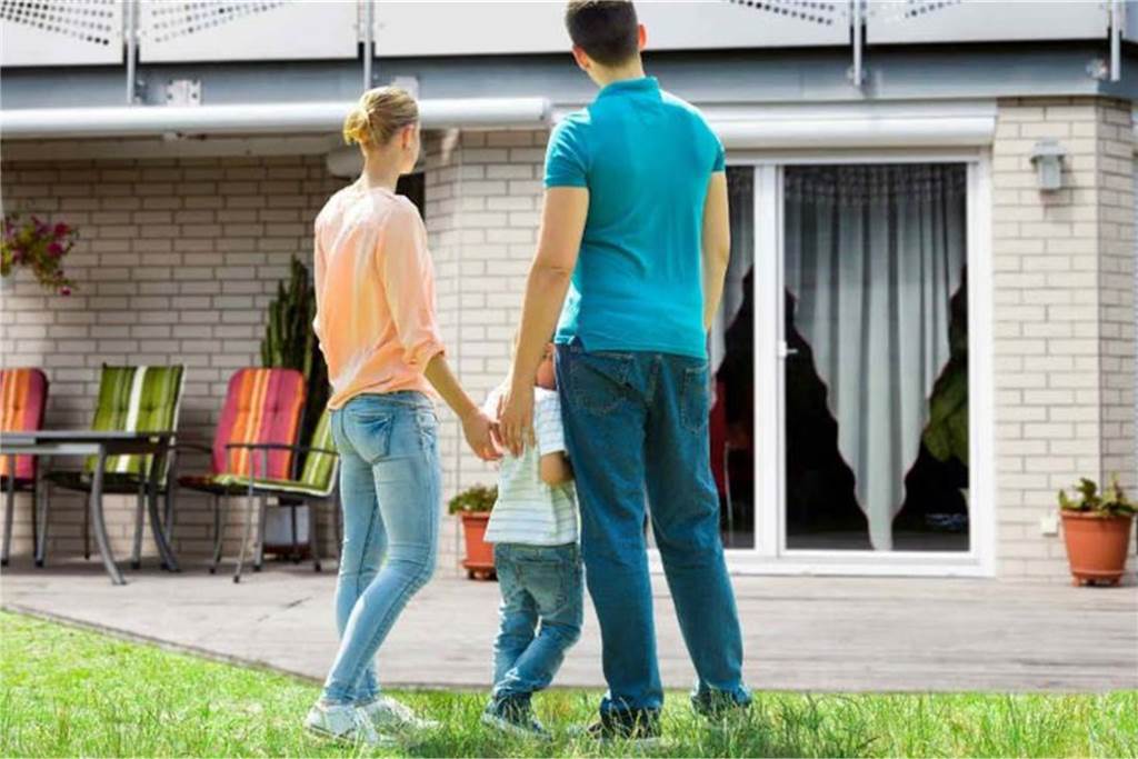 Inspirierte Heek den Bund? Erfolgsgeschichte wird nationale Nummer Eine Familie steht vor einem Haus