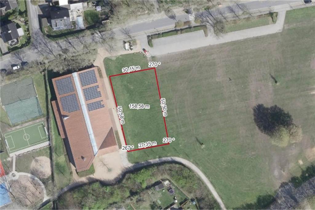 Neuer Standort Pumptrack-Anlage soll von Politik diskutiert werden Ein Luftbild von der Festwiese und Zweifachsporthalle in Raesfeld