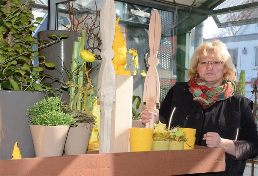 Sperrungen sorgen für Ärger bei Geschäftsleuten Einen Osterhasen in der Hand: Elke Wulfert vom gleichnamigen Blumenladen am Sandforter Weg merkt, dass es seit Montag leerer im Laden geworden ist. Sie hofft, dass sie zu Ostern und Muttertag wieder Laufkundschaft bekommt.