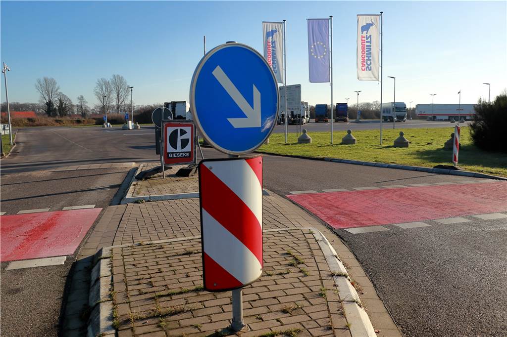 Urteil: Anlieger durch Schmitz-Erweiterung nicht in Rechten verletzt Einen Parkplatz, auf dem Schmitz Cargobull ihre fertig produzierten Lastkraftwagen unterbringt, gibt es schon seit langem in Großemast. Gegen diesen Betriebsbereich hatte sich die Klage nicht gewendet.