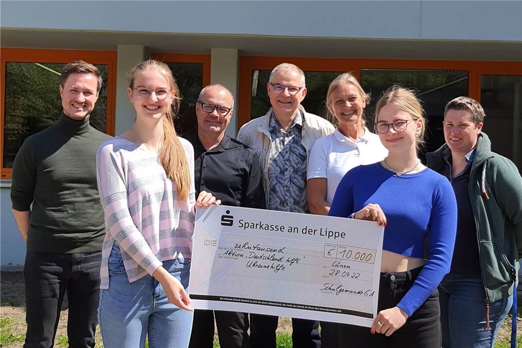 Hilfsaktion für die Ukraine: Gymnasium Altlünen sammelt 10.000 Euro Einen Scheck über 10.000 Euro können die Schülerinnen und Schüler samt Lehrerkollegium des Gymnasiums Altlünen überreichen.