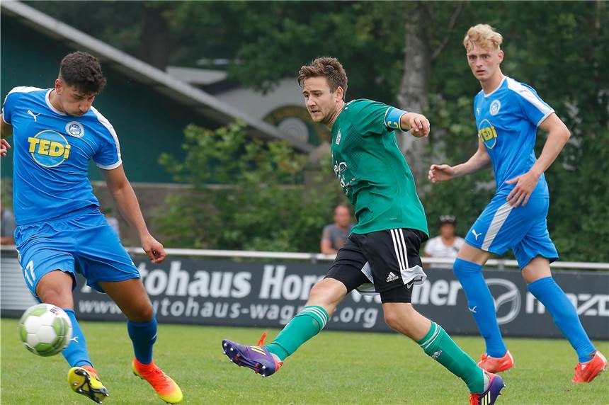 Brünninghausen ist raus, Legat wartet auf Hombruch - so lief der sechste Tag beim Hecker-Cup Einen Schritt schneller: Der Oberliga-Absteiger aus Brünninghausen unterlag dem neuen Liga-Konkurrenten aus Schüren (Mitte).